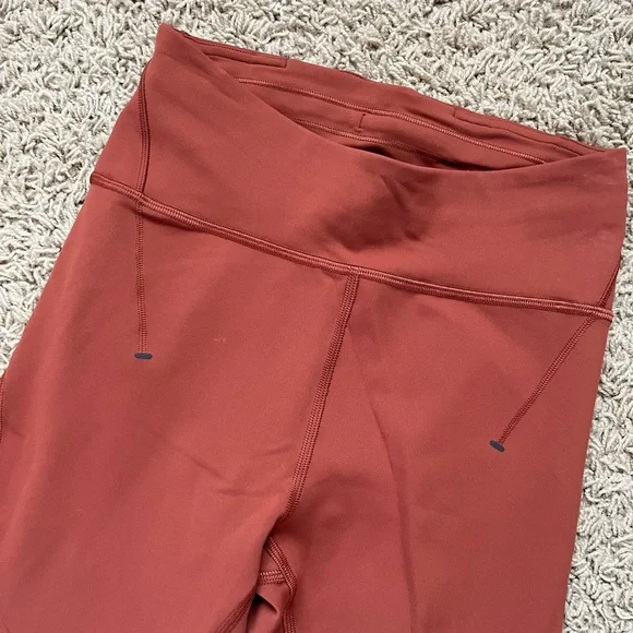 Lululemon Everlux & Mesh high-rise tight 25” inseam, size 4 - Picture 3 of 7